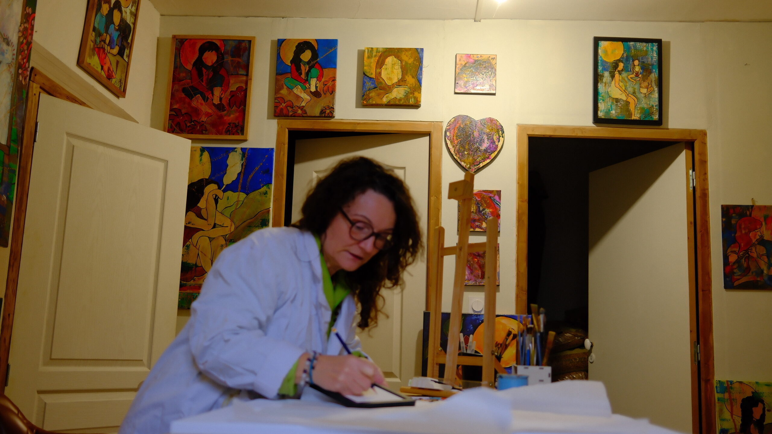 Sandrine Bugat artiste peintre dans son atelier en pleine action de peinture